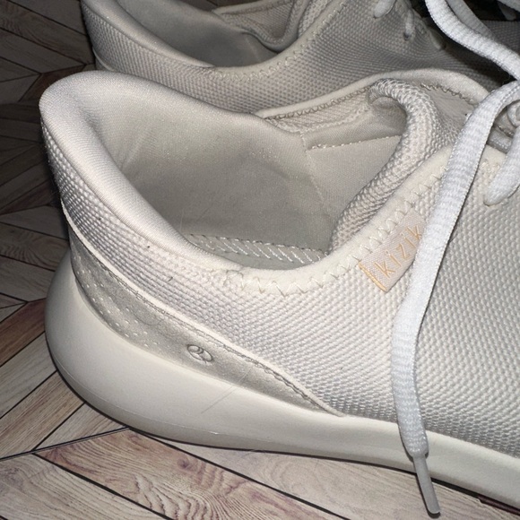 Kizik White Women’s Size 10 Athletic Workout Running Luxury Sneakers Shoes - Picture 2 of 8